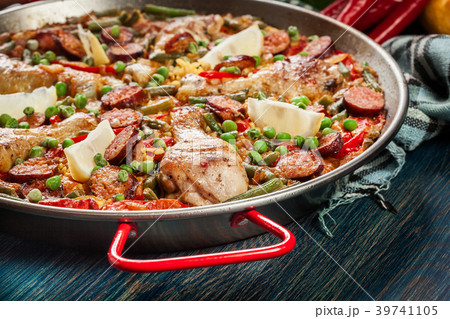 Traditional paella with chicken legs 39741105