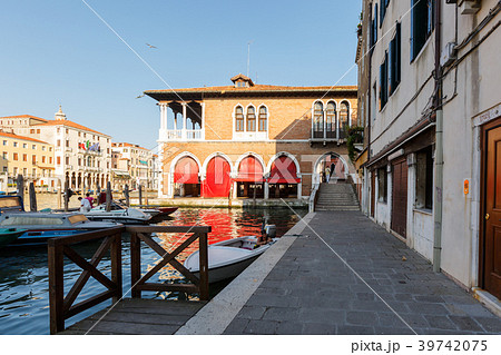 Building of empty openair seafood market Mercato 39742075