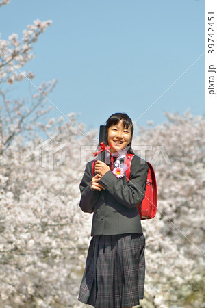 小学6年生の女の子（桜、卒業） 39742451