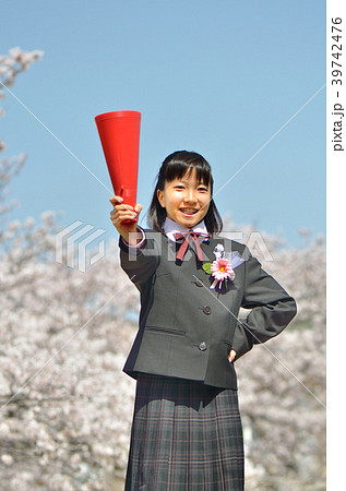 中学一年生の女の子 桜 入学 メガホン の写真素材