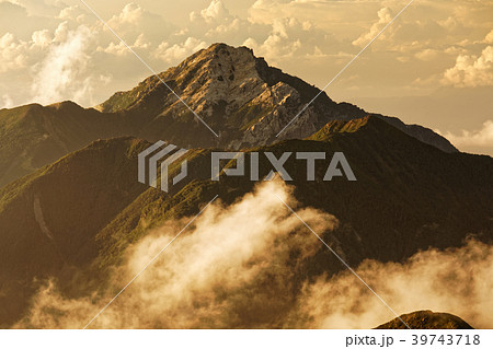 北岳稜線から見る夕照の甲斐駒ヶ岳 北岳稜線から見る夕照の甲斐駒ヶ岳 39743718