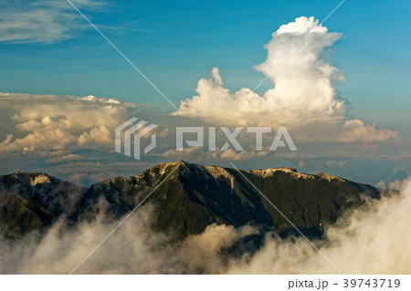 北岳稜線から見る夕照の鳳凰三山と積乱雲 北岳稜線から見る夕照の鳳凰三山と積乱雲 39743719