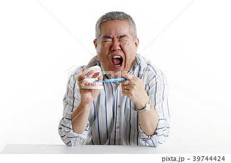 シニア男性と虫歯 39744424
