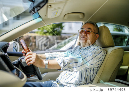 高齢者男性と車の運転 39744493