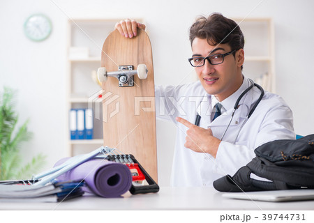 Doctor going to sports during lunch break Doctor going to sports during lunch break 39744731