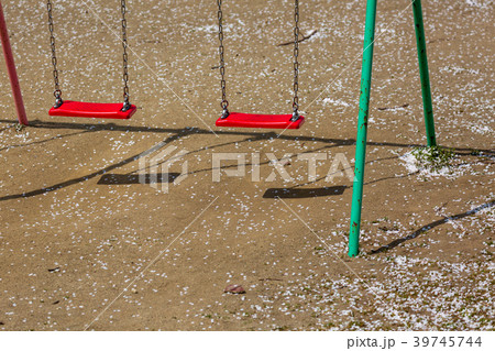 ブランコと散る花びら ブランコと散る花びら 39745744