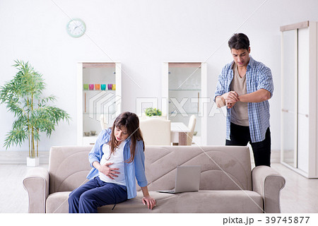 Pregnant woman with husband at home 39745877