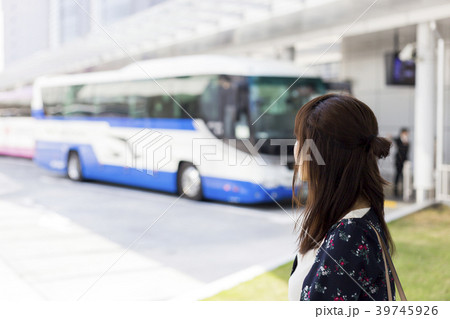 バスターミナル,女性 39745926