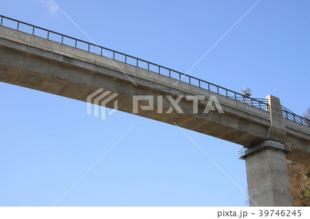 余部橋梁と青空。 39746245