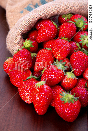 麻袋から溢れる沢山の新鮮なイチゴ 39748208
