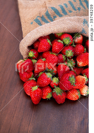 麻袋から溢れる沢山の新鮮なイチゴ 39748209