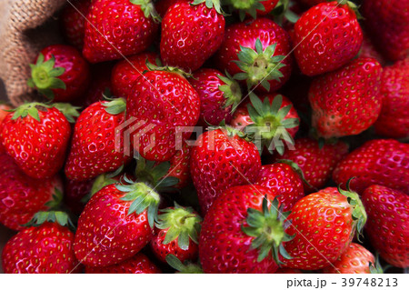 麻袋から溢れる沢山の新鮮なイチゴ 麻袋から溢れる沢山の新鮮なイチゴ 39748213