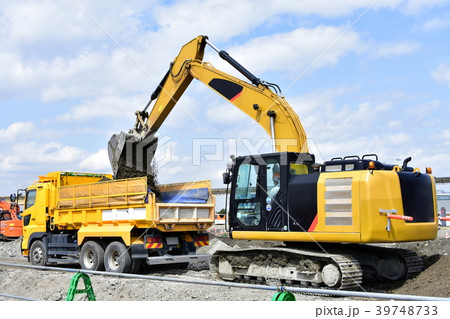 残土をダンプに積み込む油圧ショベル 39748733