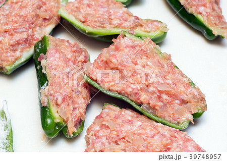 ピーマン肉詰め 下ごしらえ ピーマン肉詰め 下ごしらえ 39748957