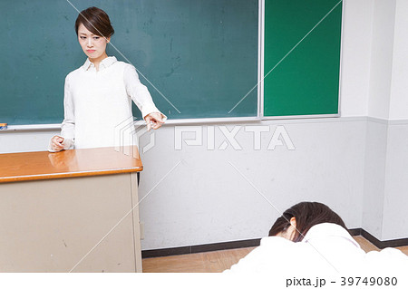 怒る教師 39749080