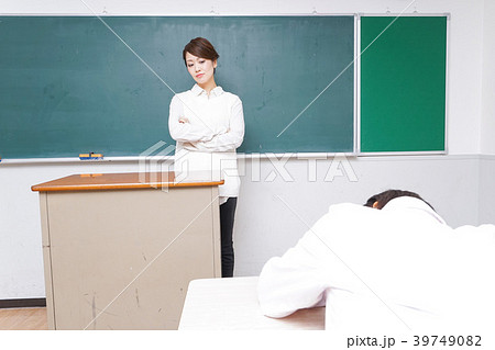 怒る教師 39749082