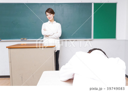 怒る教師 39749083