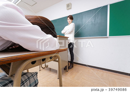 怒る教師 39749086