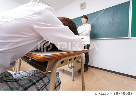 怒る教師 39749088