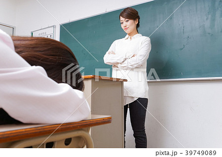 怒る教師 39749089