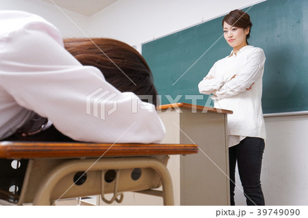 怒る教師 39749090