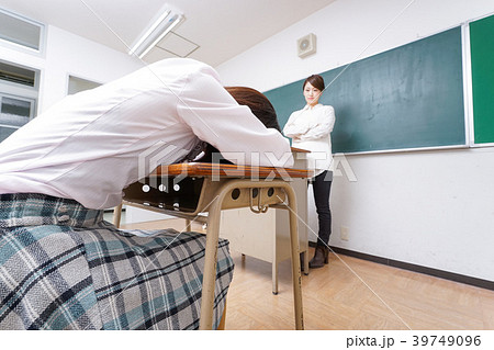 怒る教師 39749096