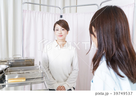 患者と看護師 患者と看護師 39749537
