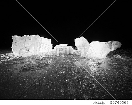 Icebergs and ice floes. Flat level in silent bay Icebergs and ice floes. Flat level in silent bay 39749562