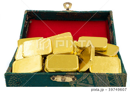 Close up of Pure gold bars in green box 39749607