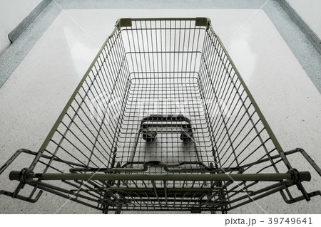 Close up of Empty shopping cart. Top view 39749641