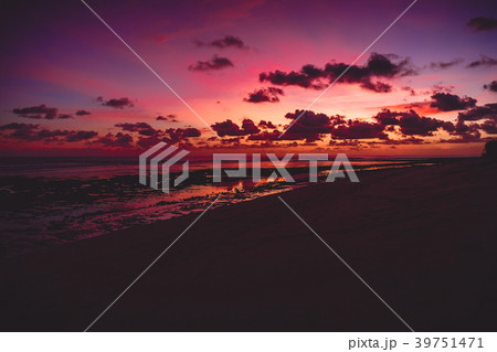 Bright colorful sunset or sunrise at ocean 39751471