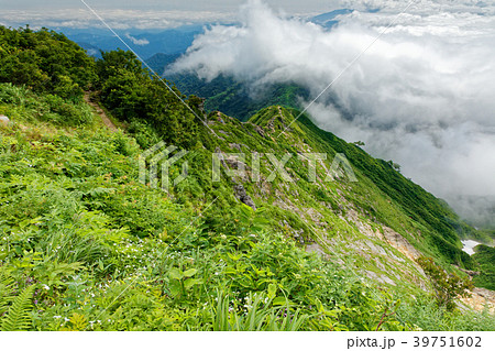 飯豊連峰・三国岳から見る雲湧く地蔵岳への稜線 飯豊連峰・三国岳から見る雲湧く地蔵岳への稜線 39751602