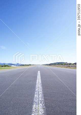 和歌山県南紀白浜の平草原公園の旧白浜空港滑走路跡 39751950