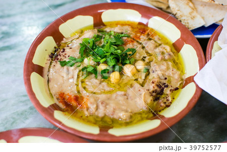 Beans and hummus on a rustic bowl 39752577