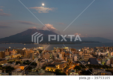 鹿児島 桜島の夜景 市街地 月光の錦江湾 鹿児島 桜島の夜景 市街地 月光の錦江湾 39753105