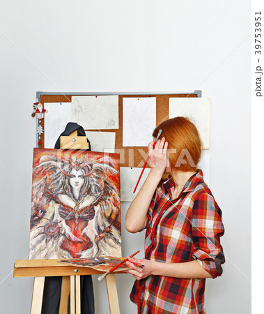 Artist paints picture 39753951