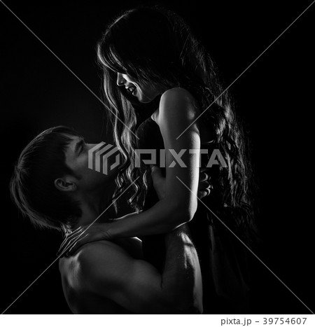 Young couple hugging 39754607