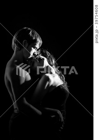 Young couple hugging 39754608