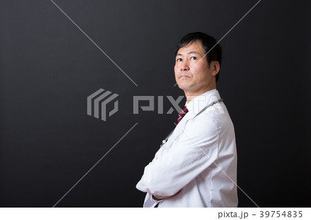 白衣のミドル男性 39754835