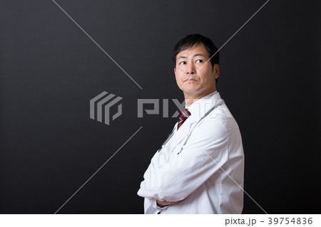 白衣のミドル男性 39754836