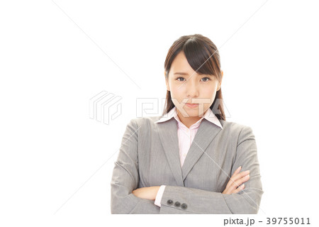 怒った表情の女性 39755011