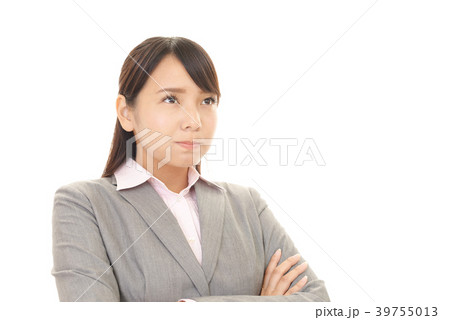 怒った表情の女性 39755013
