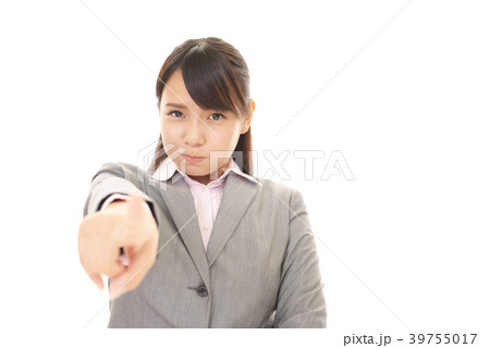 怒った表情の女性 39755017