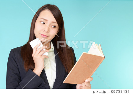 スマートフォンを持つ女性 スマートフォンを持つ女性 39755452