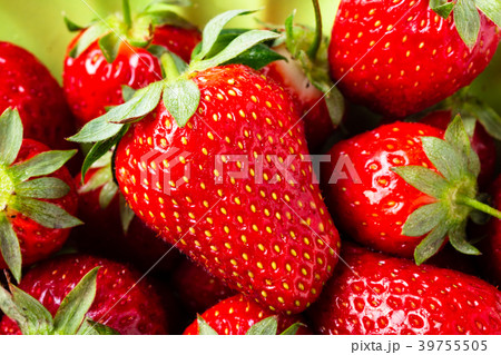 Strawberries macro view Strawberries macro view 39755505