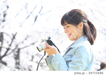 写真を撮る女性 39755686