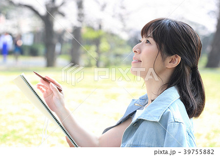 公園でスケッチする女性 39755882