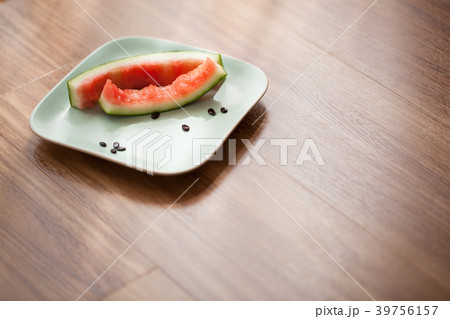 食べ終わった西瓜とお皿と日差し 食べ終わった西瓜とお皿と日差し 39756157