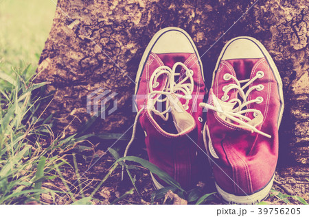 vintage retro red shoes , high-tops sneakers  39756205