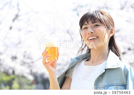 公園でビールを飲む女性 39756463